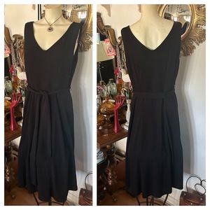 Black V-Neck Sleeveless Dress